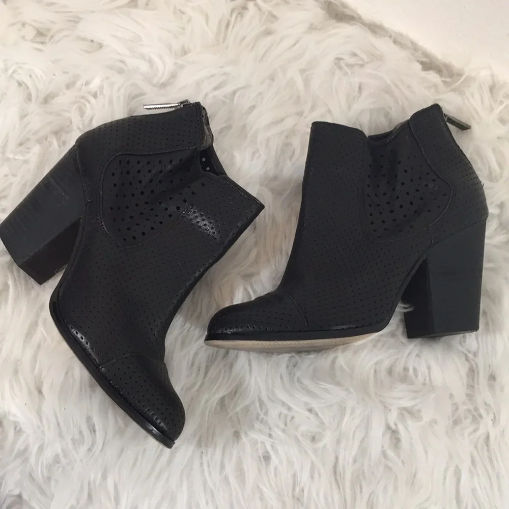 Adam Tucker by Me Too Frankee Black Bootie Sz 7.5 - Picture 9 of 14